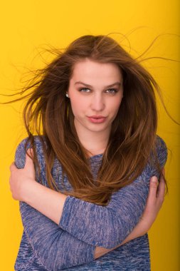 onun uzun ipeksi tüyleri ile oynarken güzel kadın