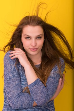 onun uzun ipeksi tüyleri ile oynarken güzel kadın