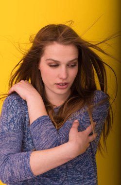 onun uzun ipeksi tüyleri ile oynarken güzel kadın