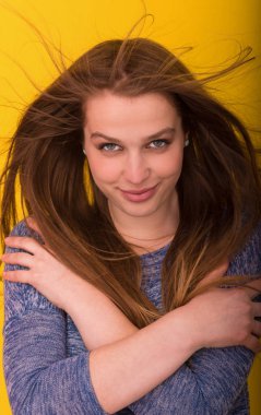 onun uzun ipeksi tüyleri ile oynarken güzel kadın