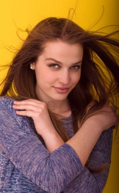 onun uzun ipeksi tüyleri ile oynarken güzel kadın