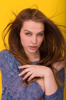 onun uzun ipeksi tüyleri ile oynarken güzel kadın