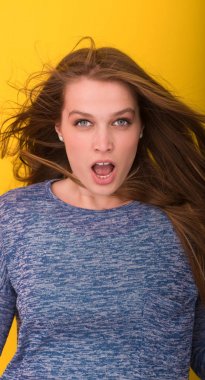 onun uzun ipeksi tüyleri ile oynarken güzel kadın