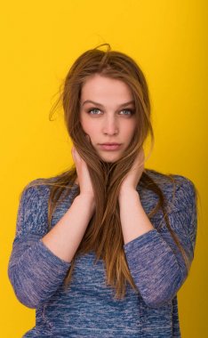 onun uzun ipeksi tüyleri ile oynarken güzel kadın