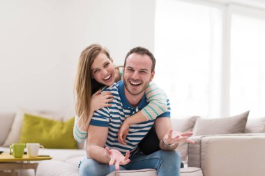 genç yakışıklı çift kanepede sarılma