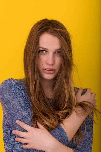 Bonita mujer jugando con su largo cabello sedoso —  Fotos de Stock