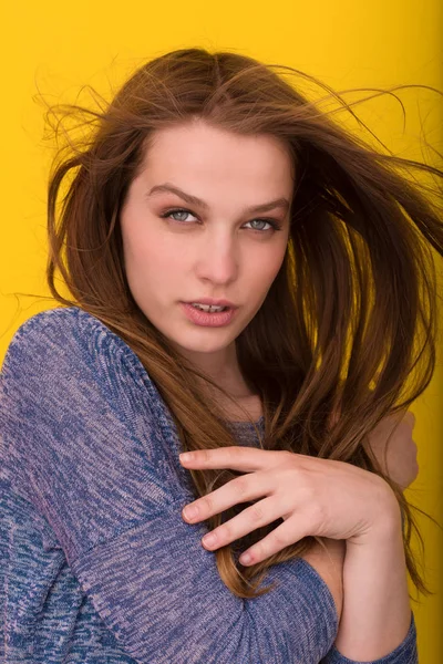 Bonita mujer jugando con su largo cabello sedoso —  Fotos de Stock