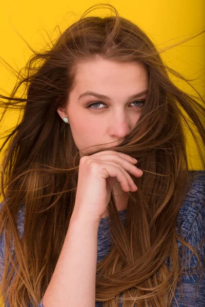 Vacker kvinna leker med hennes långa silkeslena hår — Stockfoto