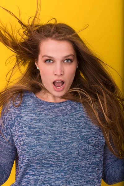 Mooie vrouw speelt met haar lang zijdeachtig haar — Stockfoto