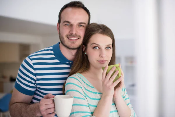 Jovem casal bonito desfrutando de café da manhã — Fotografia de Stock