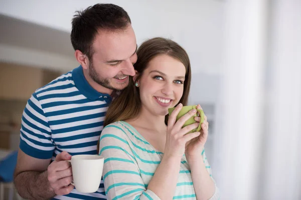 Joven pareja guapo disfrutando de café de la mañana — Foto de Stock