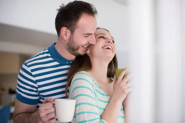 Junges hübsches Paar genießt den Kaffee am Morgen — Stockfoto