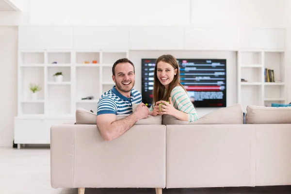 Jonge knappe koppel genieten van's ochtends koffie — Stockfoto