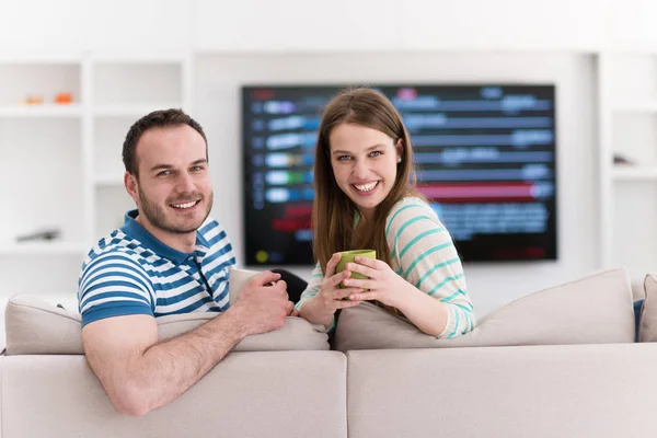 Jonge knappe koppel genieten van's ochtends koffie — Stockfoto