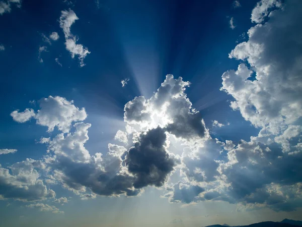 Céu azul com belas nuvens — Fotografia de Stock