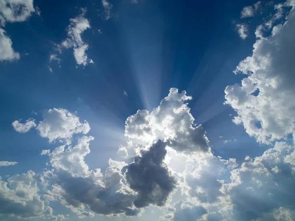 Cielo azul con hermosas nubes — Foto de Stock