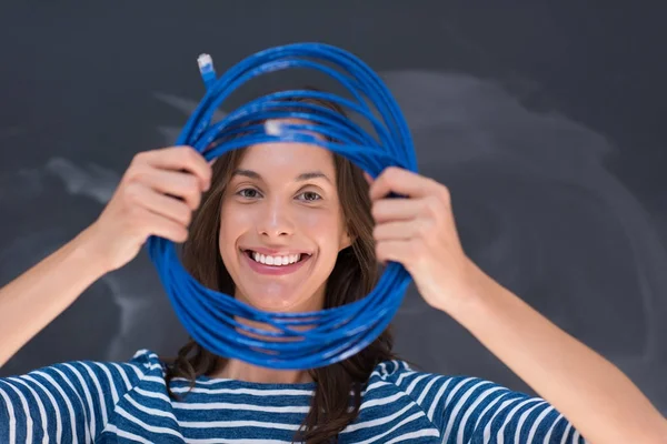 Kvinna som håller en internet kabel framför krita ritbordet — Stockfoto