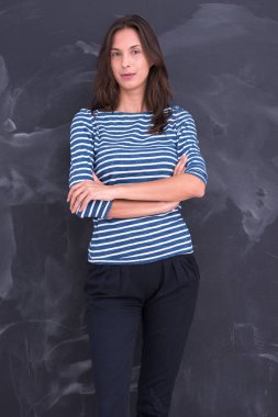 Tebeşir çizim kurulu önünde duran kadın