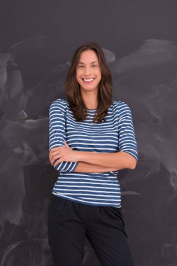 Tebeşir çizim kurulu önünde duran kadın