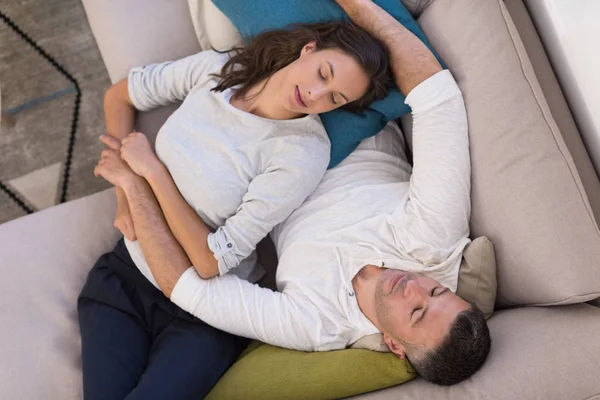 Jovem casal no sofá assistindo televisão vista superior — Fotografia de Stock