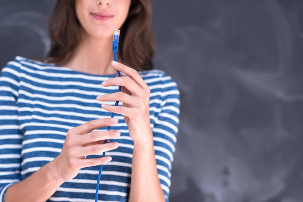 Vrouw met een kabel internet voor krijt tekentafel — Stockfoto