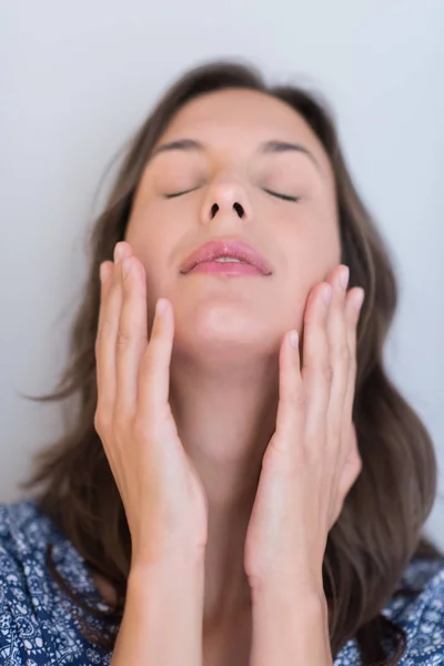 Junge schöne Frau — Stockfoto