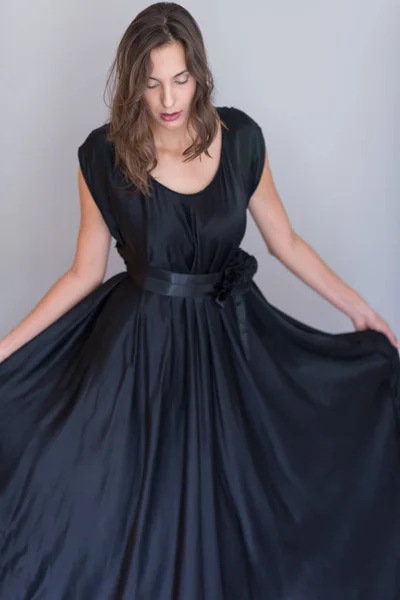 Mujer en un vestido negro — Foto de Stock