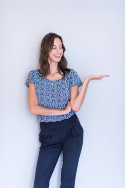 genç kadın ürün sunumu