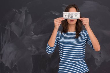 bir banknot tebeşir çizim kurulu önünde tutan kadın