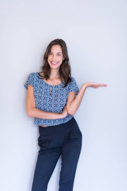 genç kadın ürün sunumu