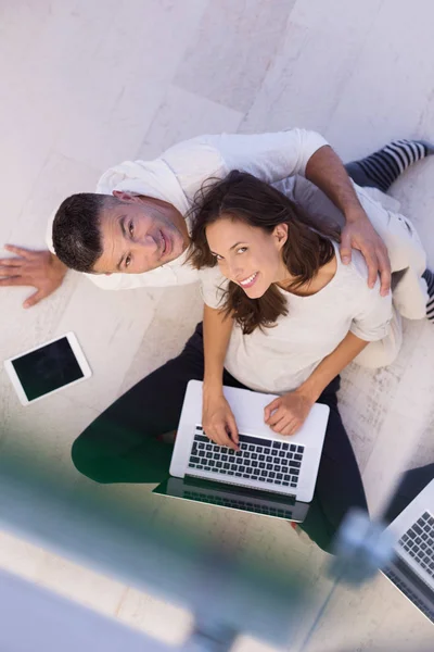 Pareja usando tabletas y computadoras portátiles vista superior —  Fotos de Stock