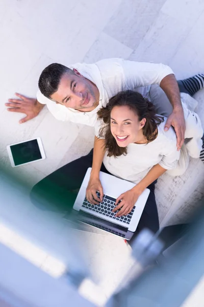 Par som använder Tablet PC och bärbara datorer ovanifrån — Stockfoto