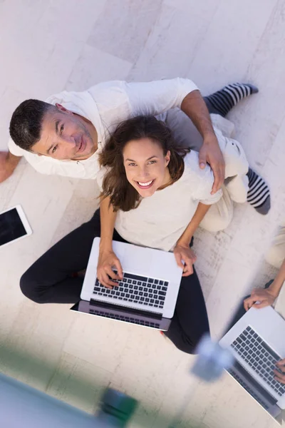 Paar met behulp van Tablet PC- en laptop computers bovenaanzicht — Stockfoto