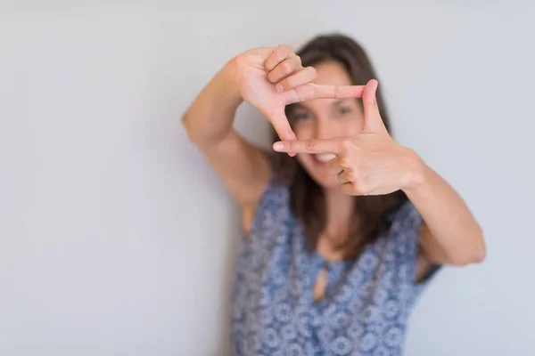 Mulher mostrando emolduramento gesto mão — Fotografia de Stock