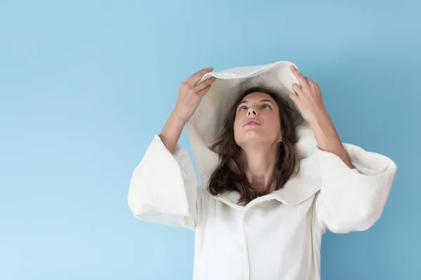 Mujer en un abrigo blanco con capucha aislada sobre fondo azul —  Fotos de Stock