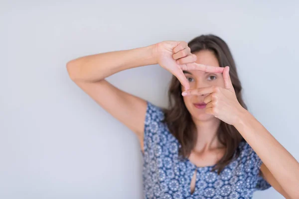 Mulher mostrando emolduramento gesto mão — Fotografia de Stock