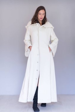 Beyaz önlük beyaz arka plan üzerinde izole kukuleta ile kadında