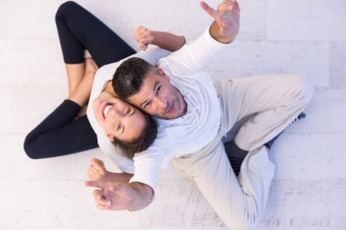 birbirlerine geri katta oturan Çift