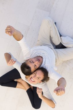 birbirlerine geri katta oturan Çift