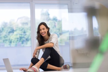 Tablet bilgisayar kullanan genç bir kadın 