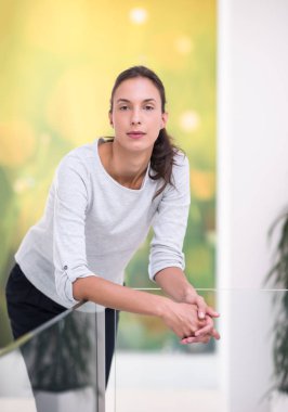 genç güzel bir kadın evde portresi