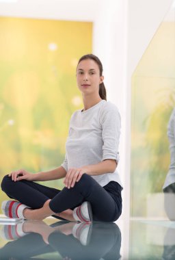 Tablet bilgisayar kullanan genç bir kadın 