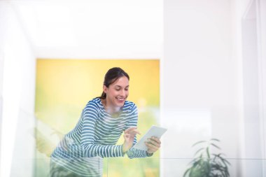 ev websurfing genç kadın