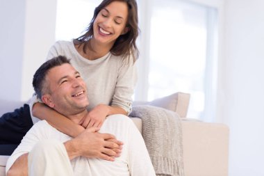 iki yeni evlerinde sarılma