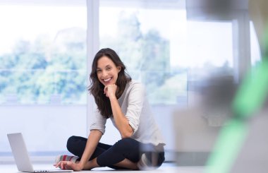 Tablet bilgisayar kullanan genç bir kadın 