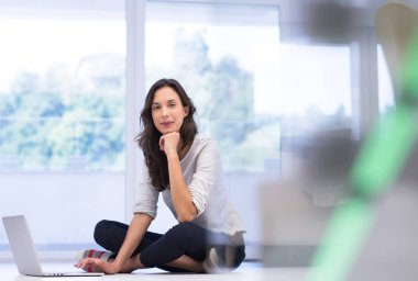 Tablet bilgisayar kullanan genç bir kadın 