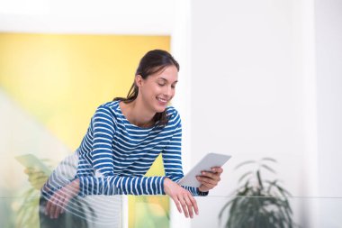 ev websurfing genç kadın