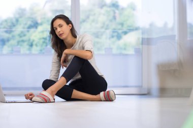 Tablet bilgisayar kullanan genç bir kadın 