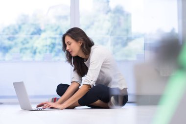 Tablet bilgisayar kullanan genç bir kadın 