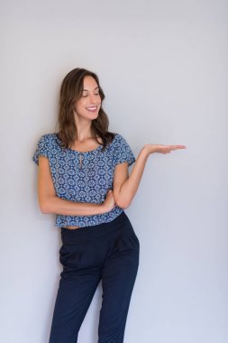 genç kadın ürün sunumu